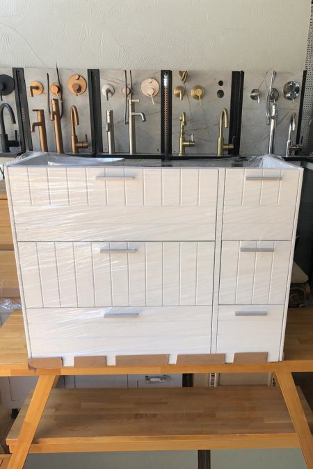 خزانة حمام بيضاء بخطوط عصرية